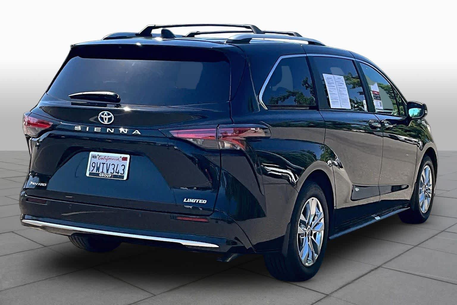 Used 2025 Toyota Sienna Limited AWD/4WD image 12