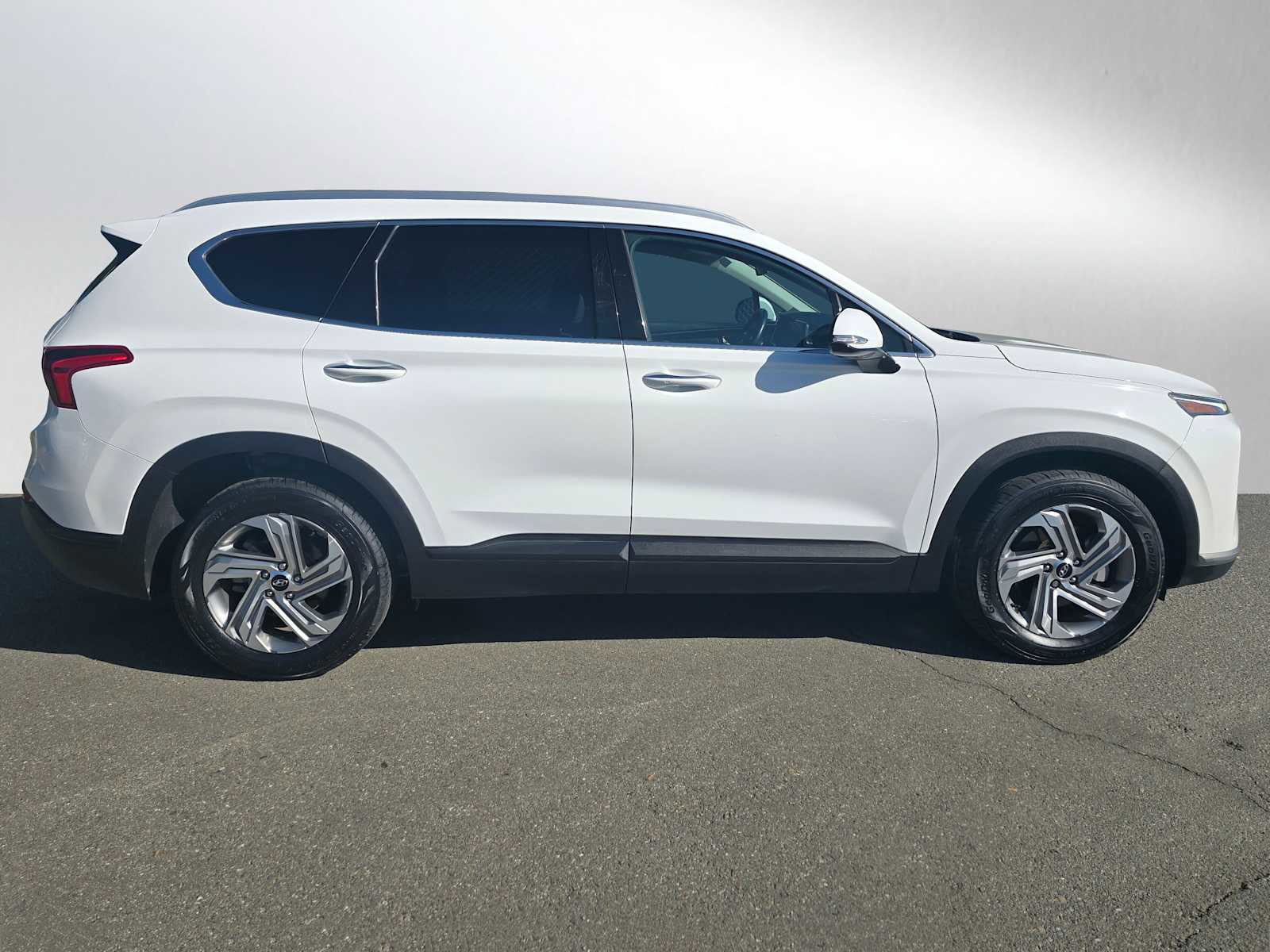 Used 2023 Hyundai Santa Fe SEL FWD image 2