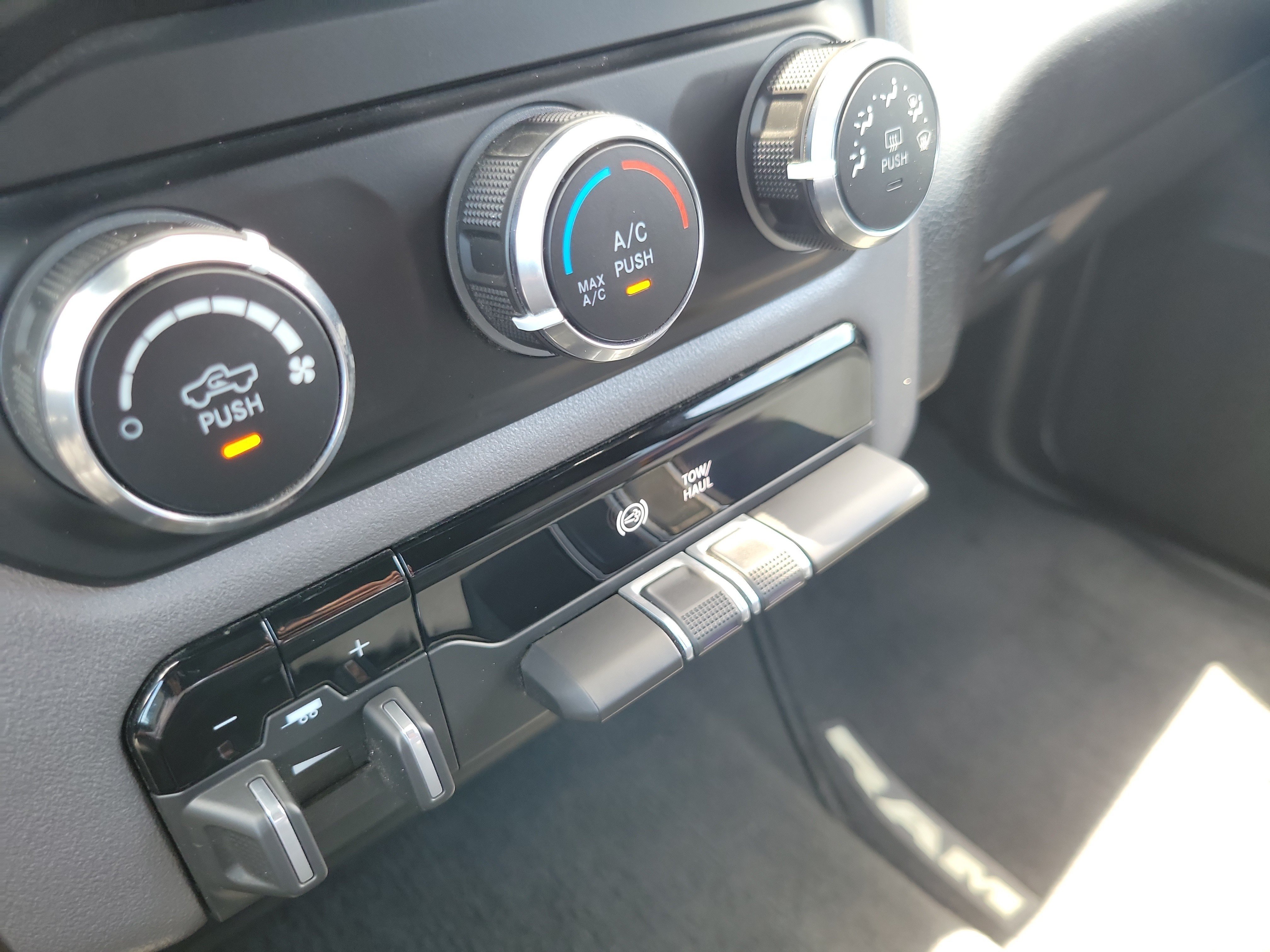 Used 2024 RAM 3500 Big Horn AWD/4WD image 24