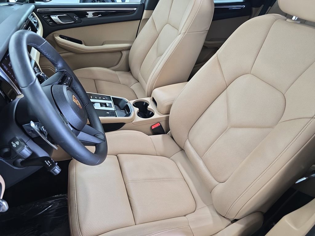 Certified 2025 Porsche Macan AWD/4WD image 5