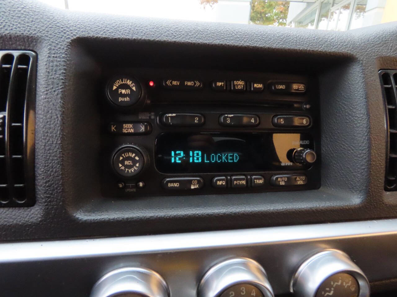 Used 2004 Chevrolet SSR w/ Preferred Equipment Group image 30