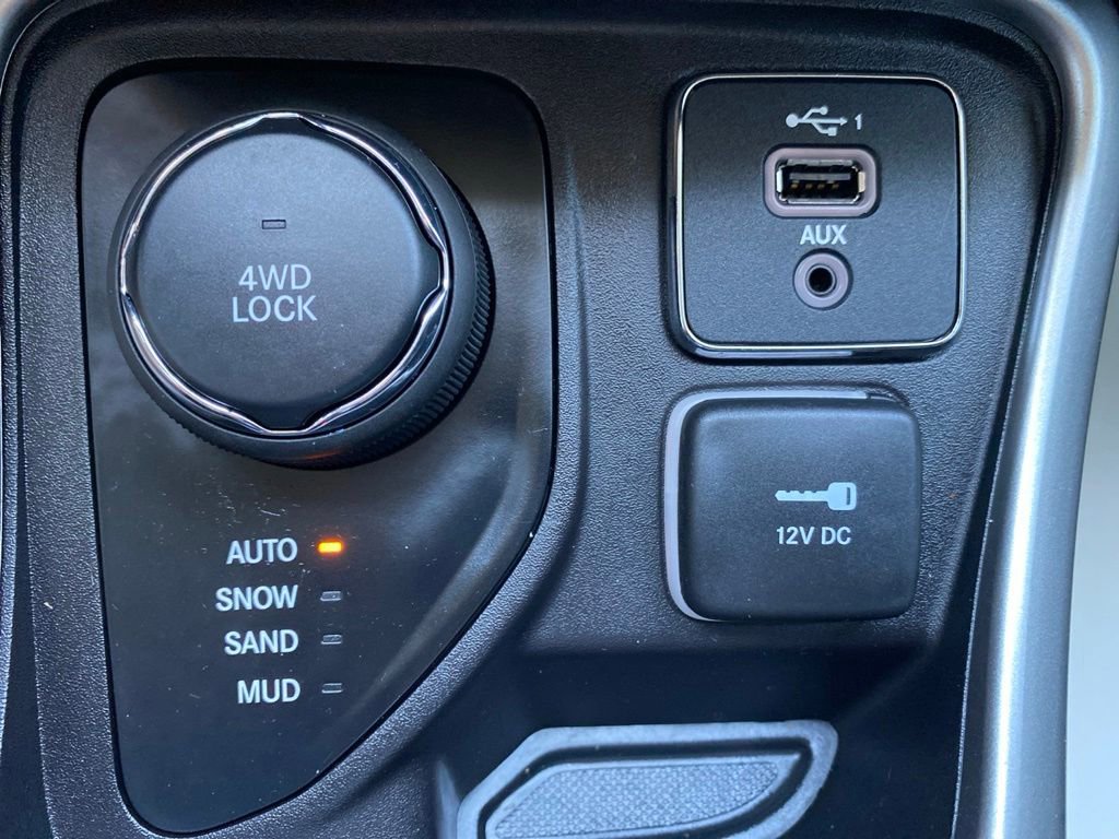 Certified 2020 Jeep Compass Latitude w/ Cold Weather Group AWD/4WD image 31