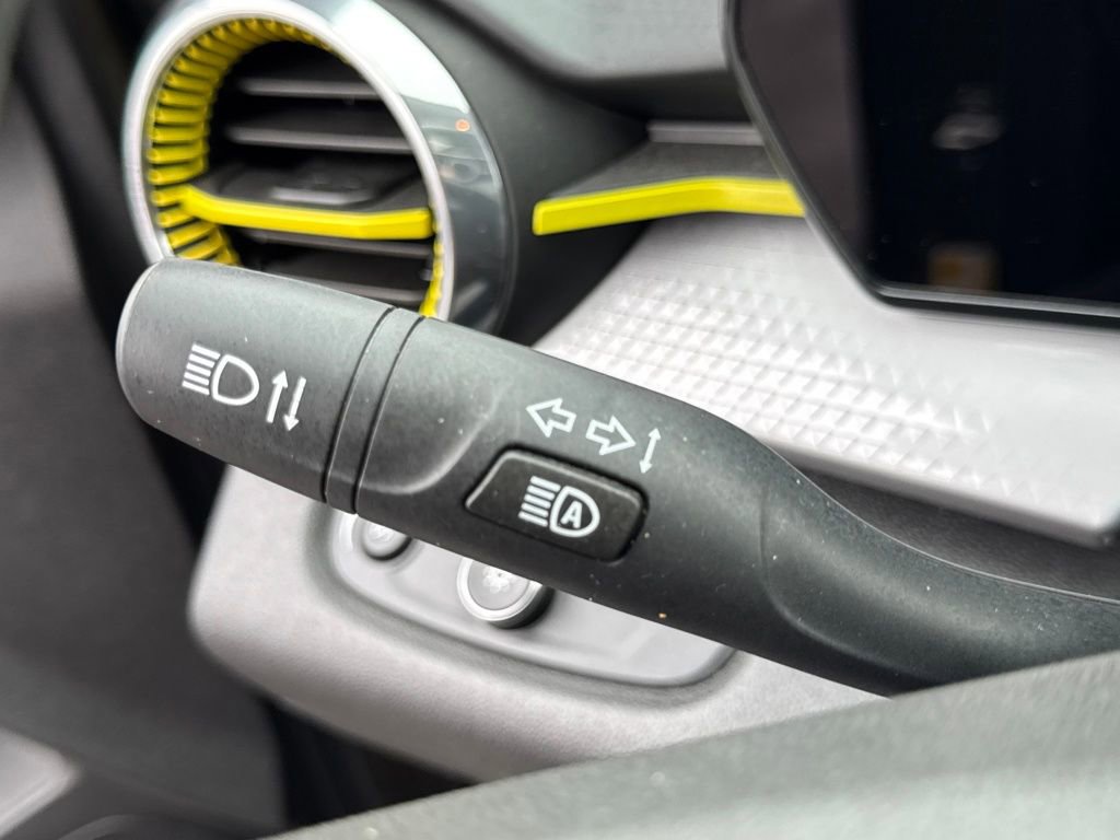 Used 2024 Chevrolet Trax LT w/ Sunroof Package image 37