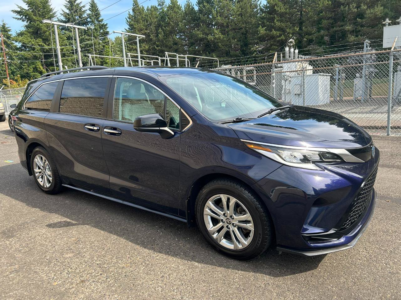 Used 2023 Toyota Sienna XSE AWD/4WD image 3