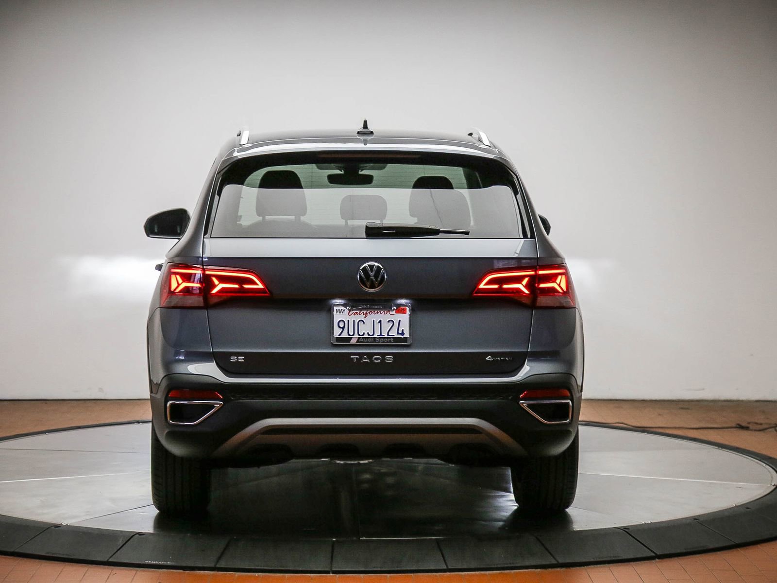 Used 2024 Volkswagen Taos SE AWD/4WD image 3