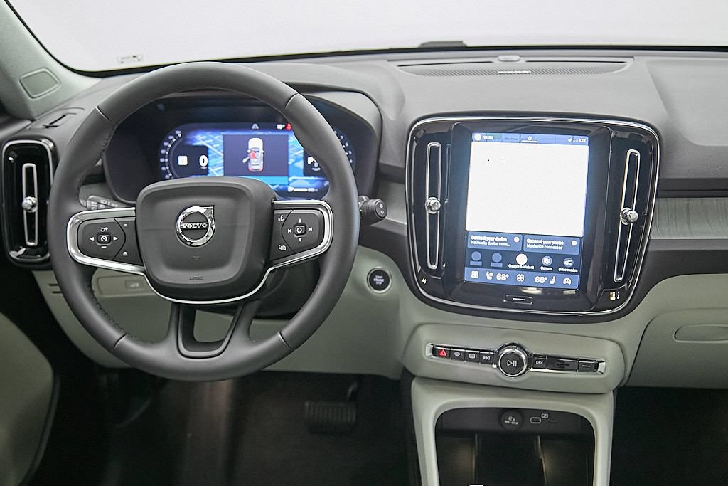 Certified 2025 Volvo XC40 B5 Ultra AWD/4WD image 24