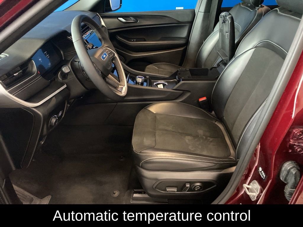 Used 2025 Jeep Grand Cherokee Altitude AWD/4WD image 8