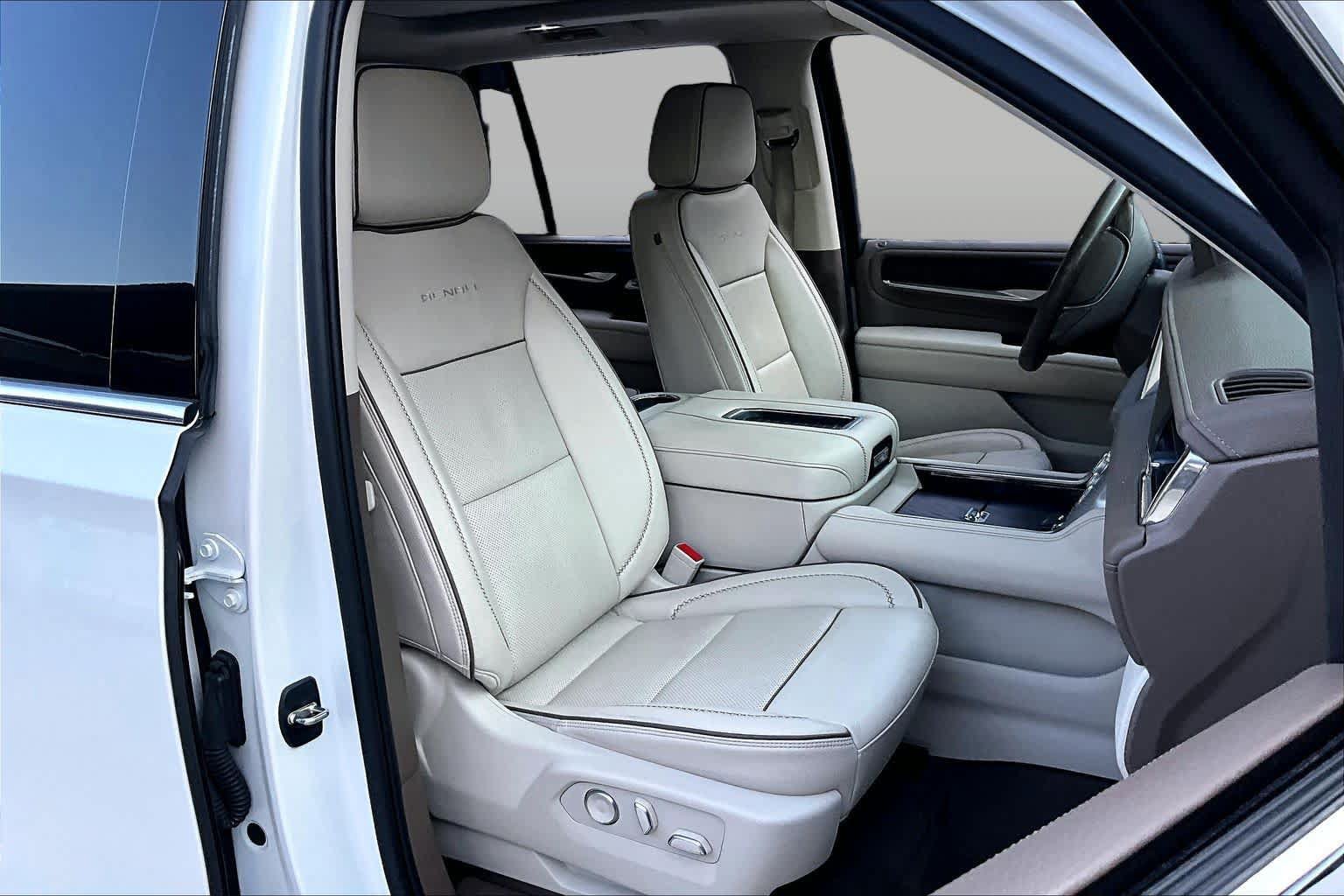 Used 2023 GMC Yukon Denali w/ LPO, Floor Liner Package AWD/4WD image 9