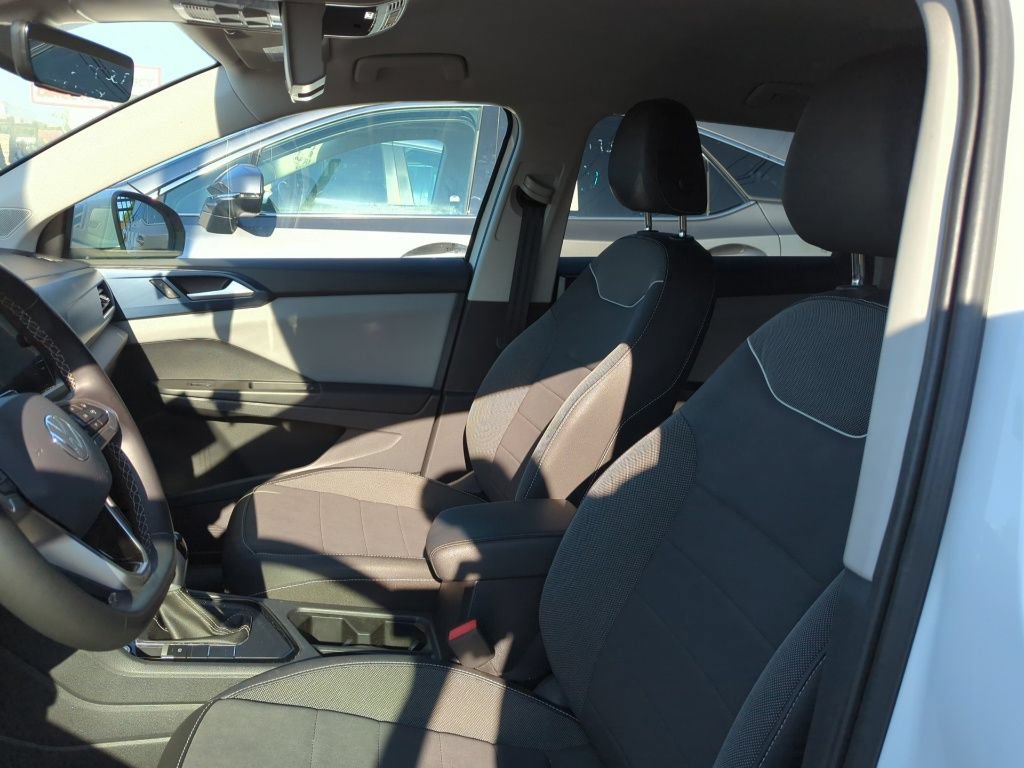 Used 2023 Volkswagen Taos SE FWD image 6