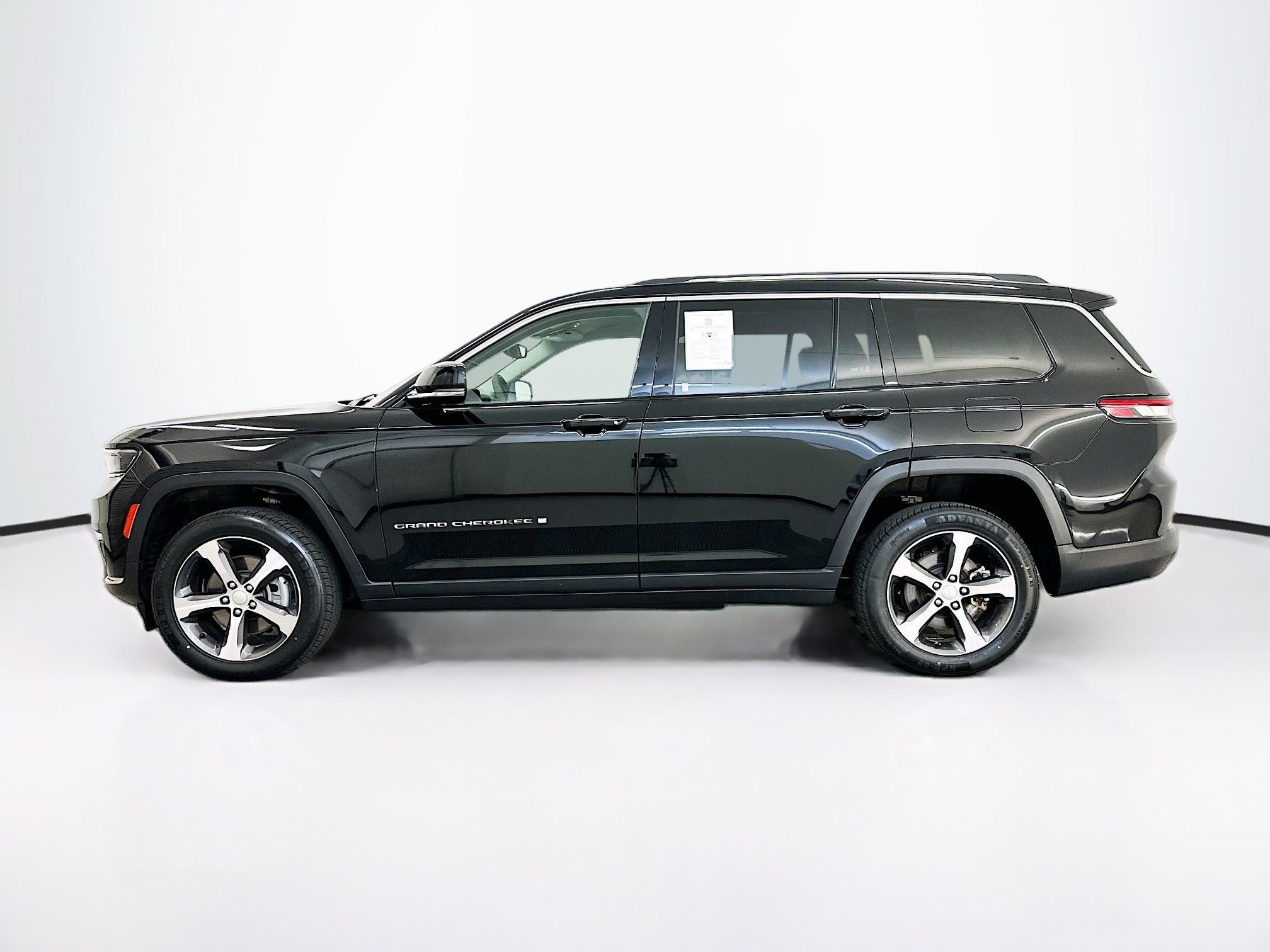 Used 2023 Jeep Grand Cherokee L Limited AWD/4WD image 4