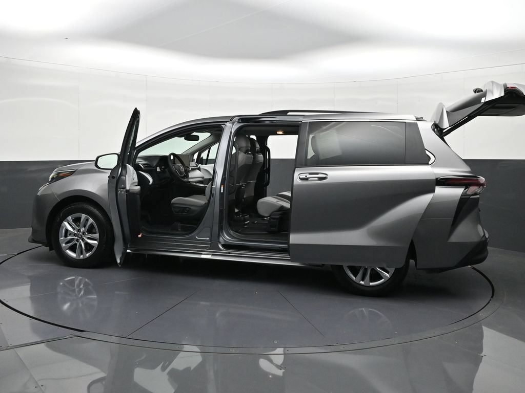 Used 2026 Toyota Sienna XLE FWD image 46