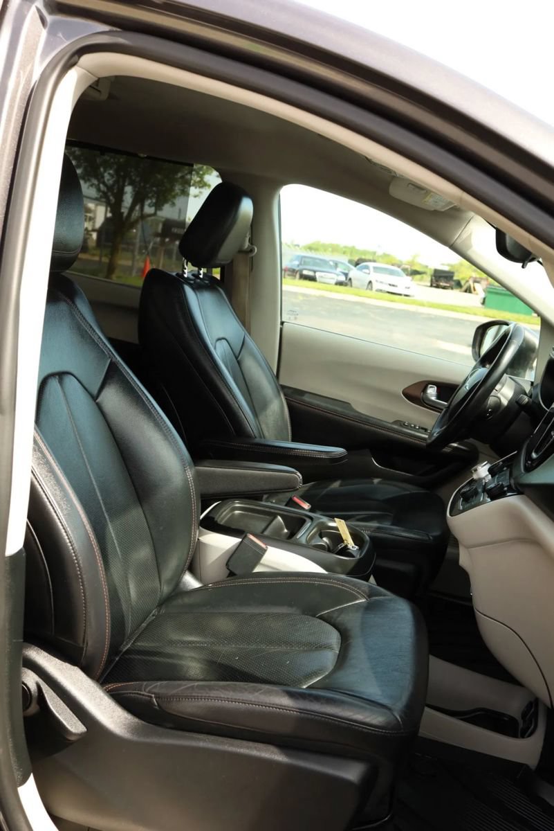 Used 2018 Chrysler Pacifica Touring-L FWD image 57