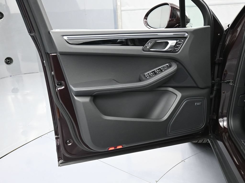 Certified 2026 Porsche Macan AWD/4WD image 15