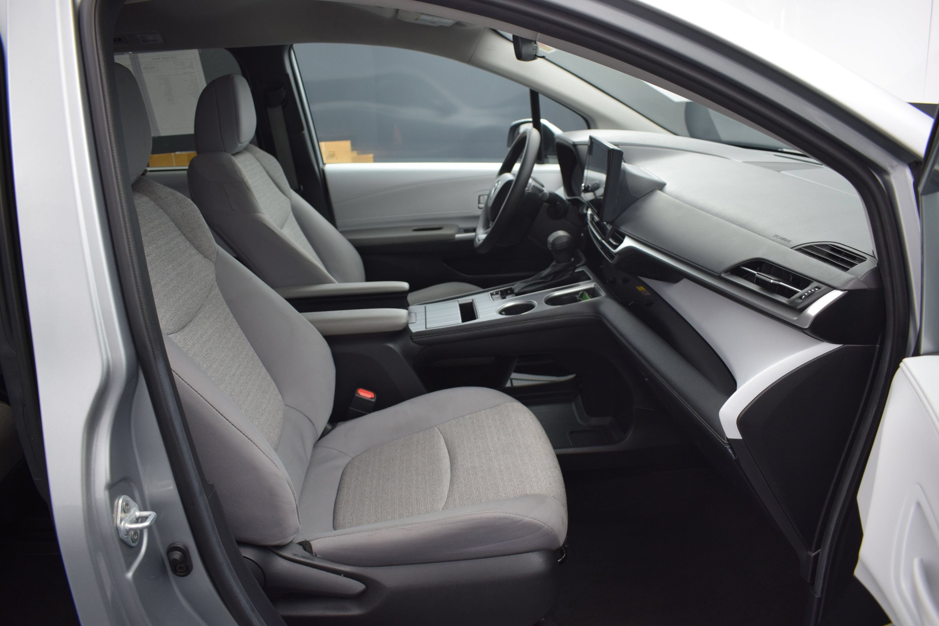 Used 2025 Toyota Sienna LE FWD image 10