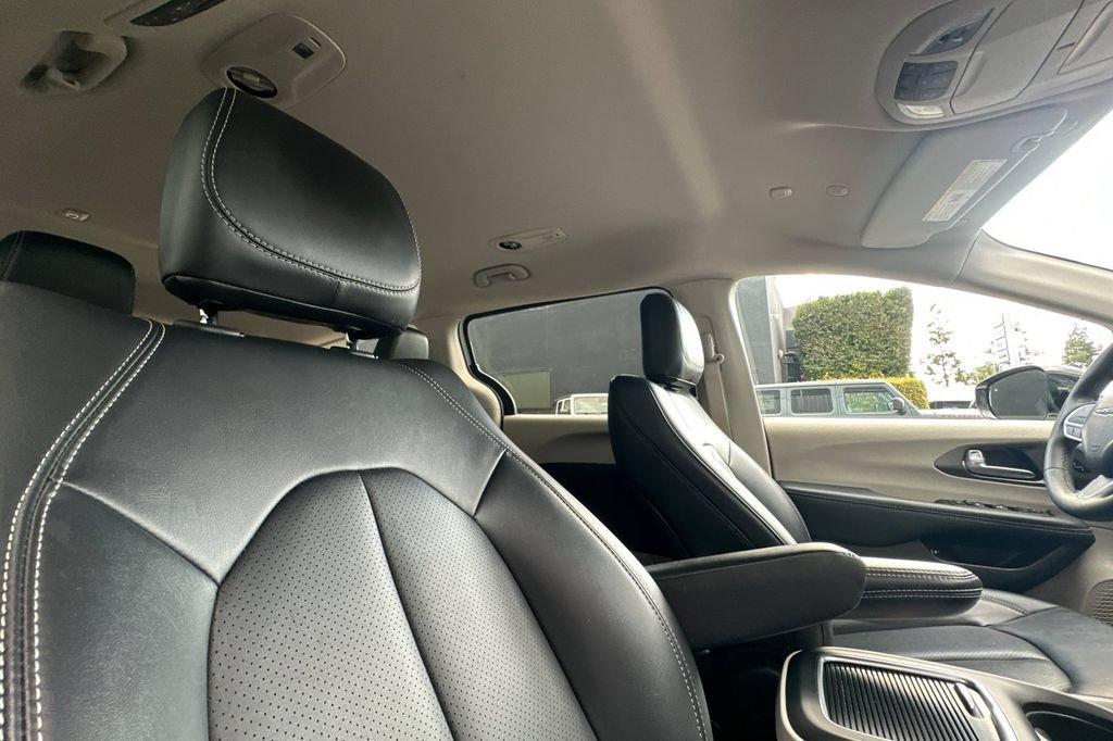Used 2024 Chrysler Pacifica Limited FWD image 18