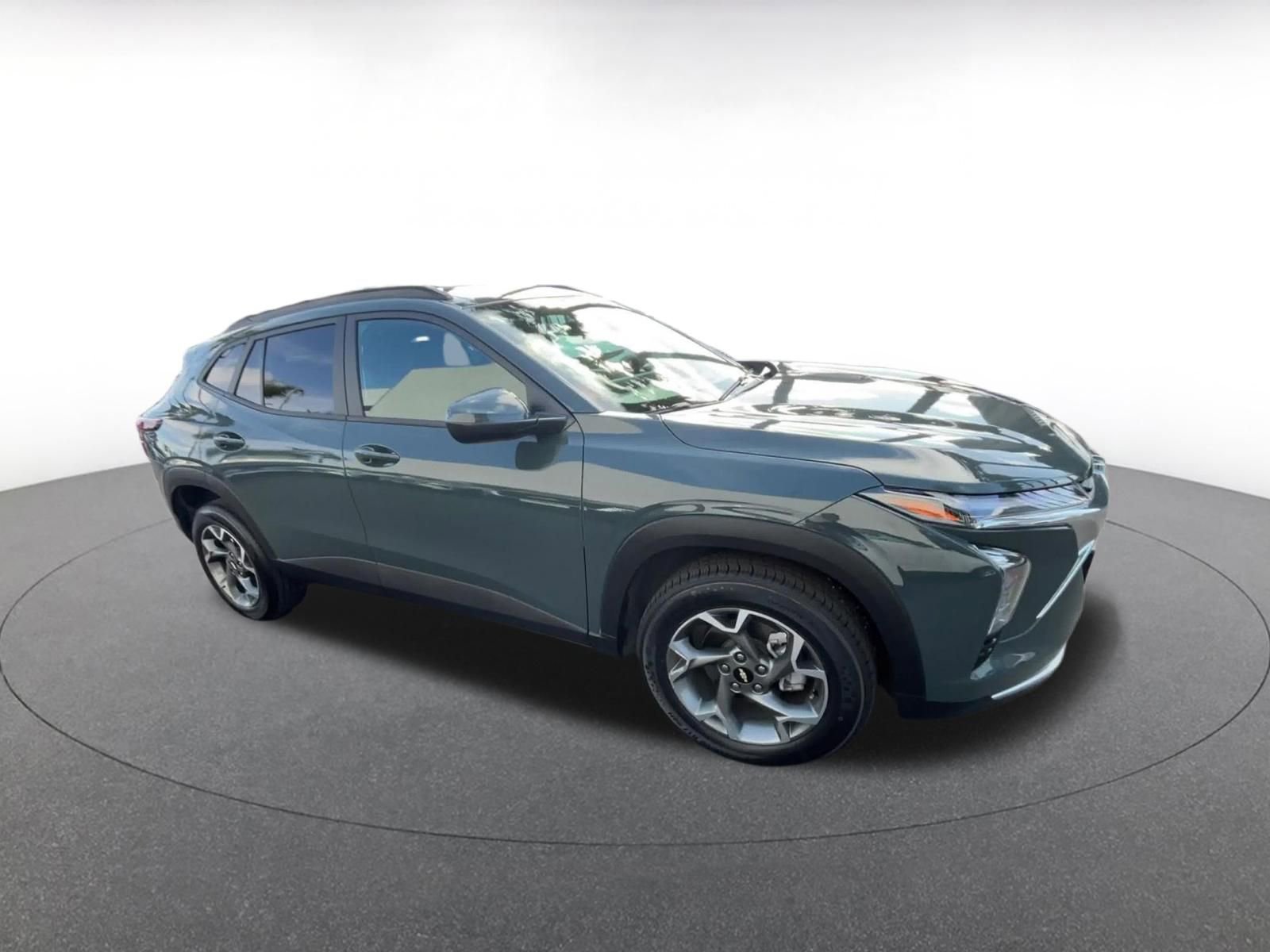 Used 2025 Chevrolet Trax LT FWD image 2