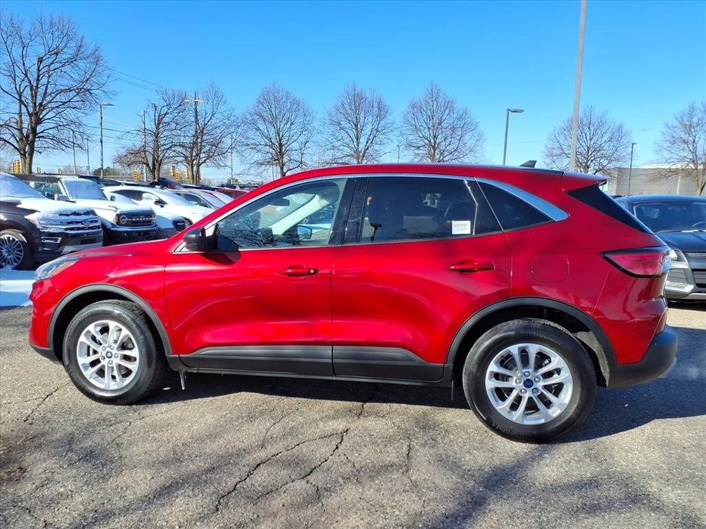 Used 2022 Ford Escape SE w/ Cold Weather Package image 2