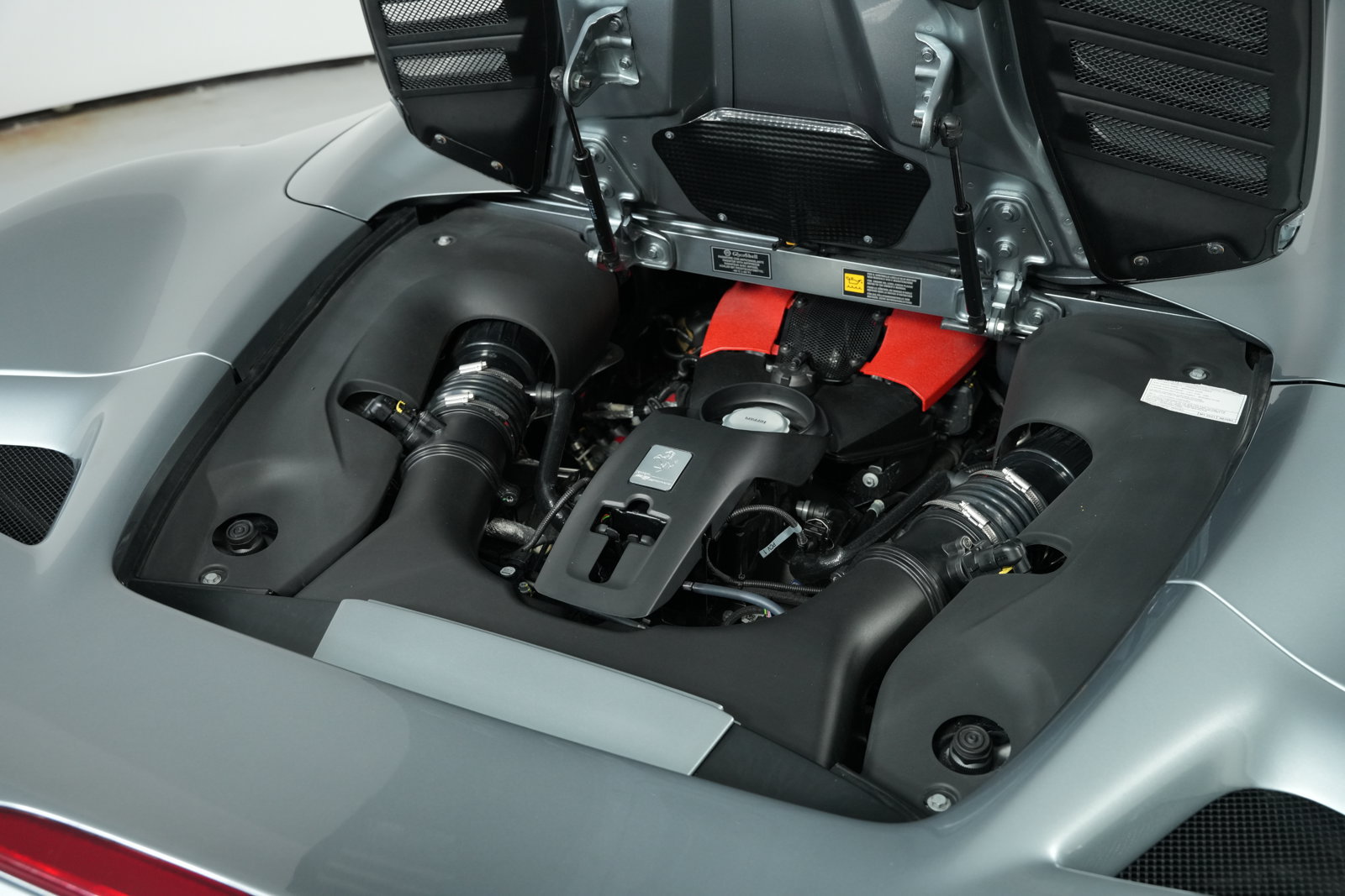 Used 2021 Ferrari F8 Spider RWD image 14