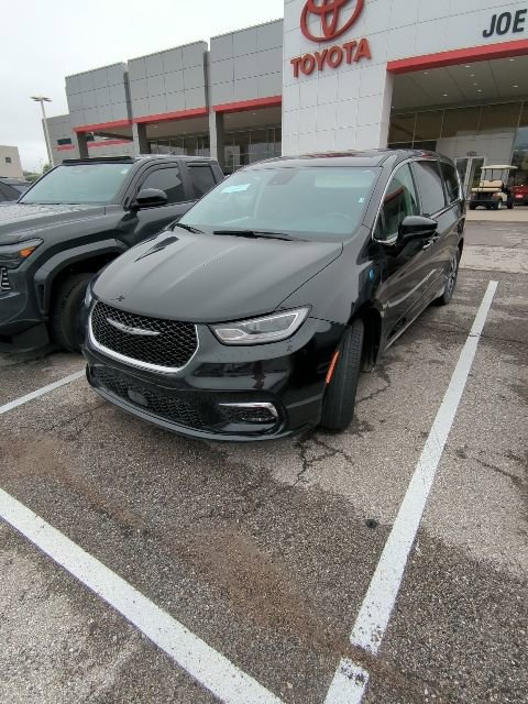 Used 2024 Chrysler Pacifica Select image 2
