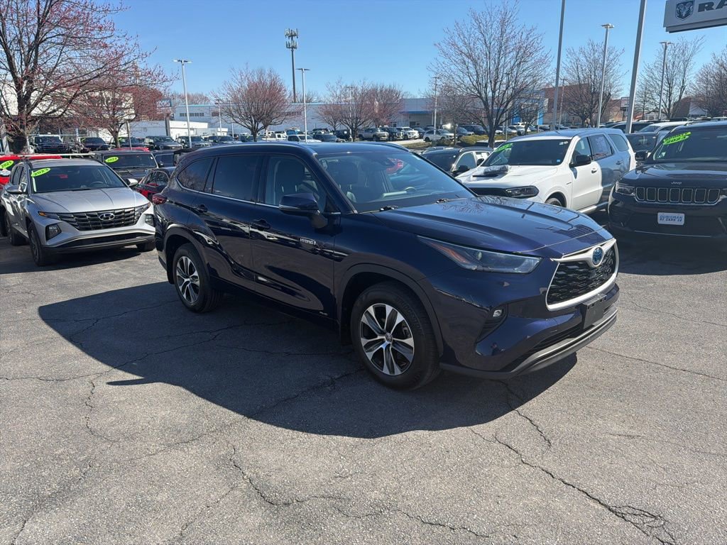 Used 2021 Toyota Highlander XLE image 3