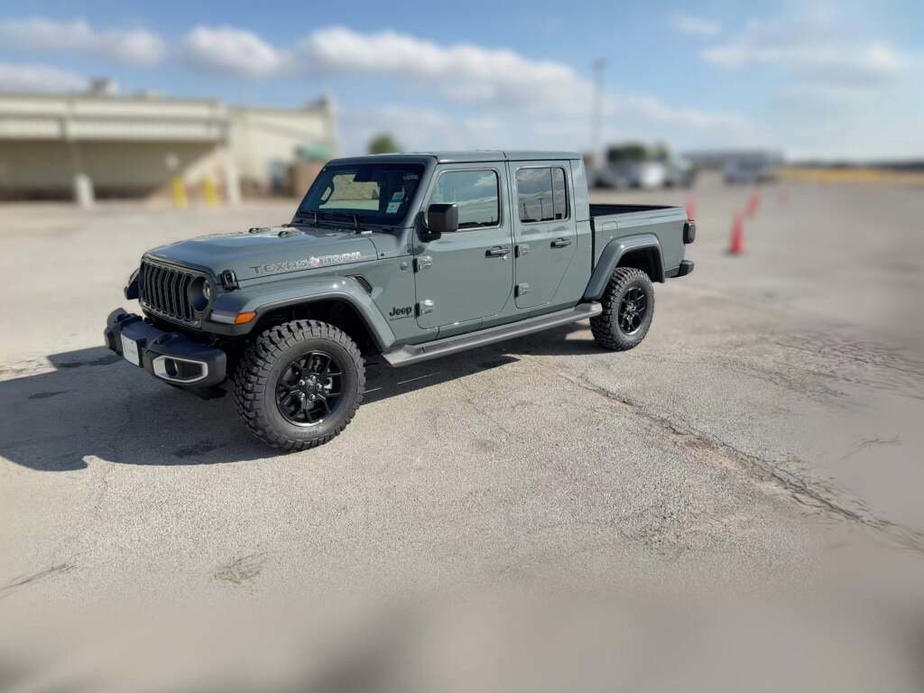 New 2025 Jeep Gladiator Sport image 4