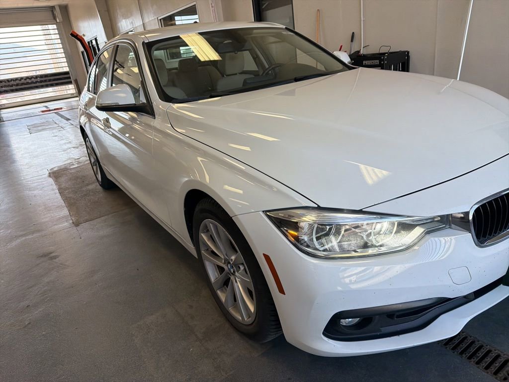 Used 2018 BMW 320i xDrive Sedan AWD/4WD image 4