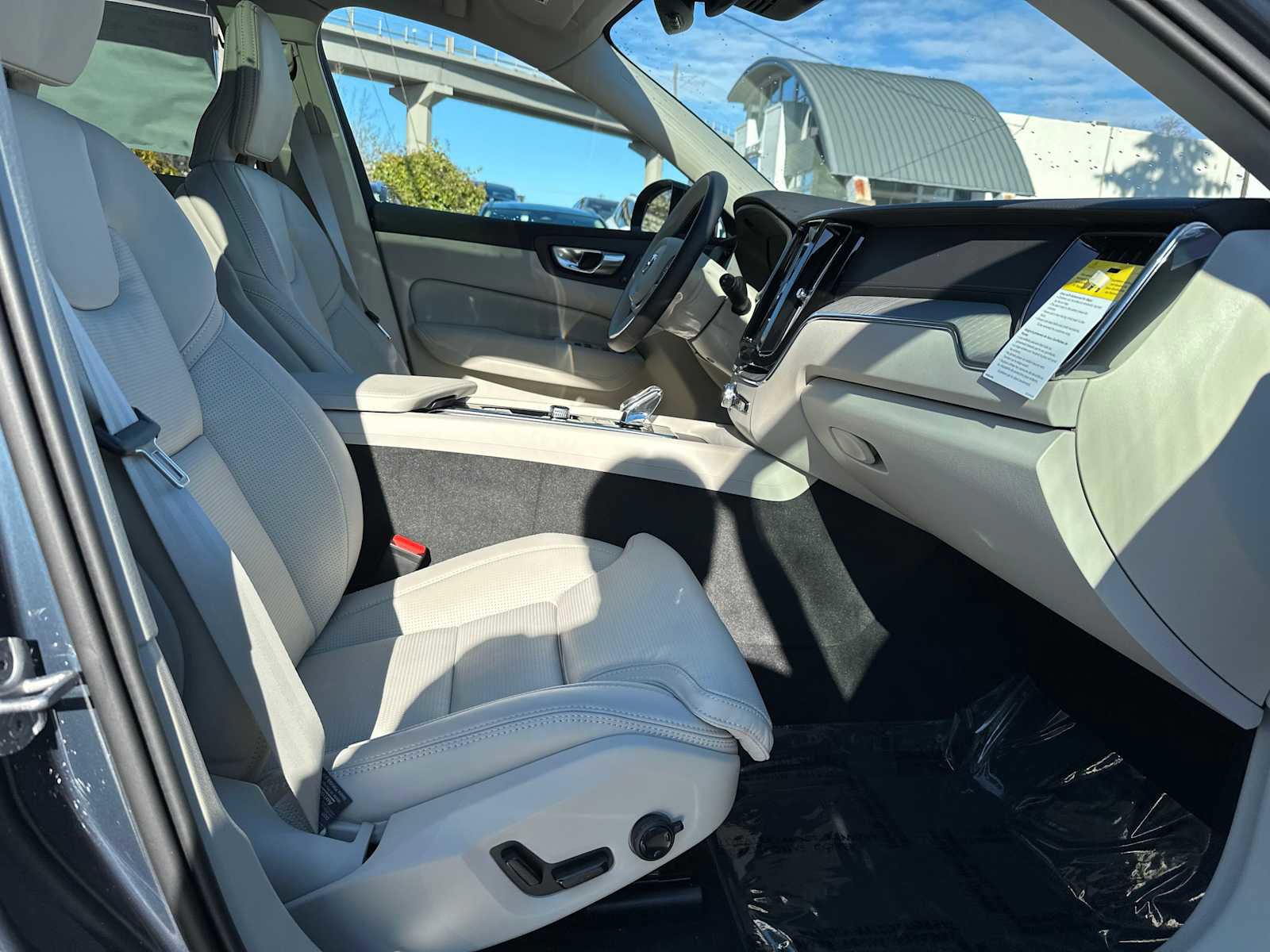 Used 2025 Volvo XC60 B5 Ultra w/ Protection Package Premier image 11