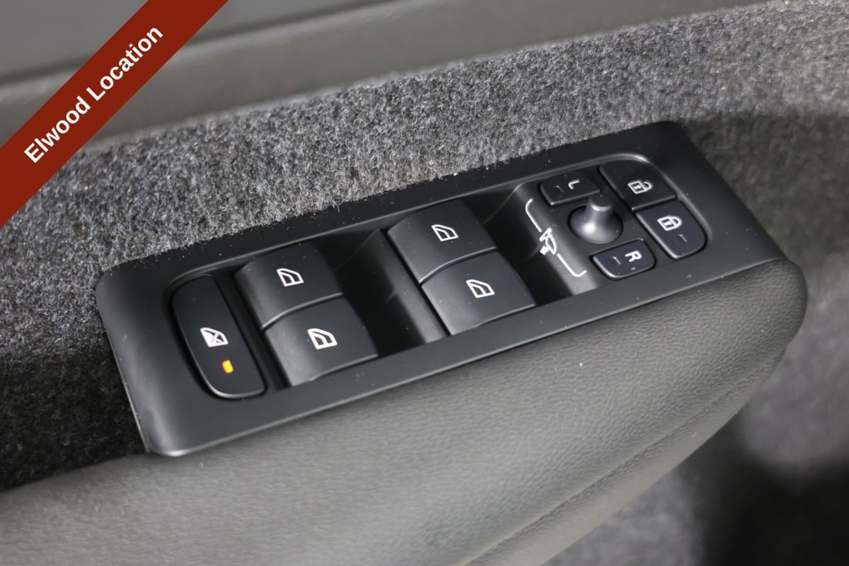 Used 2025 Volvo XC40 B5 Core AWD/4WD image 24