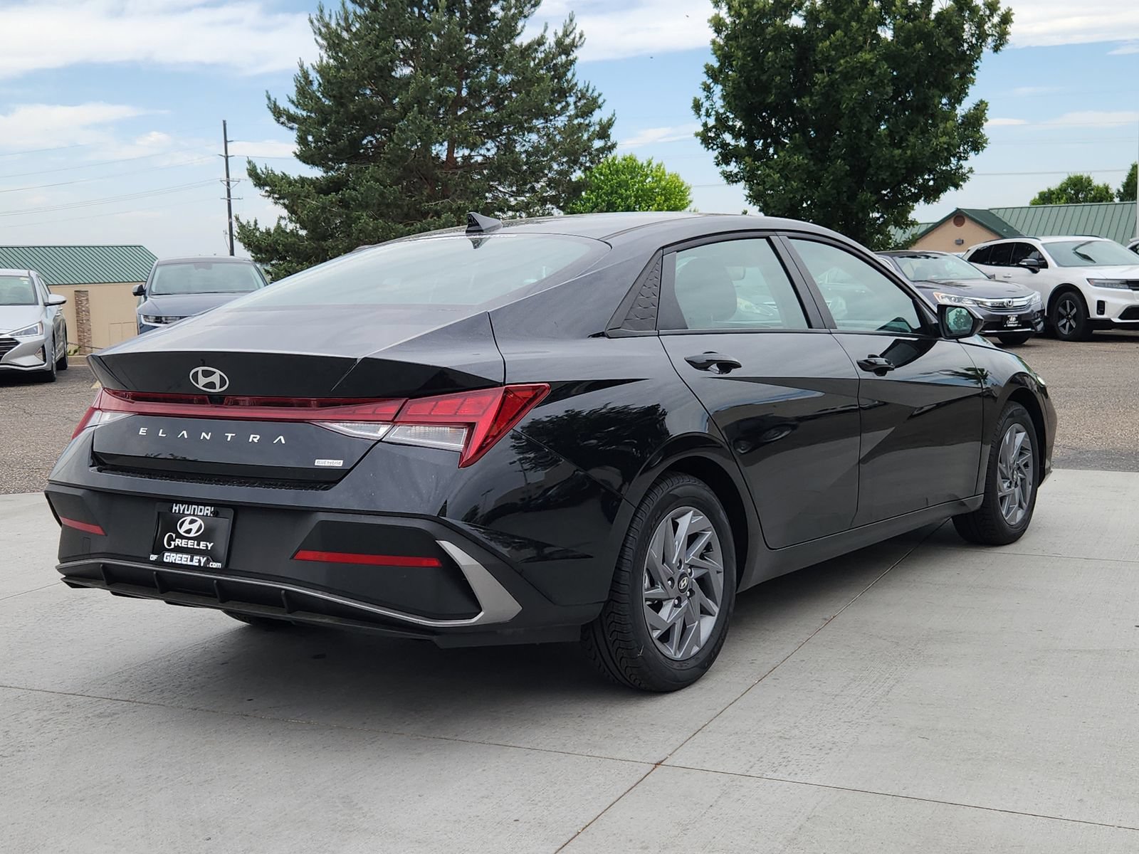 Used 2025 Hyundai Elantra Hybrid FWD image 4