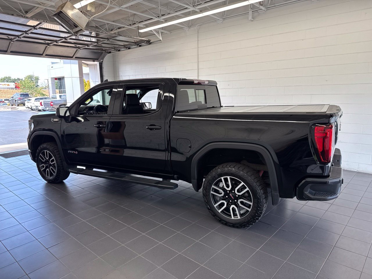 Used 2023 GMC Sierra 1500 AT4 w/ AT4 Preferred Package AWD/4WD image 5