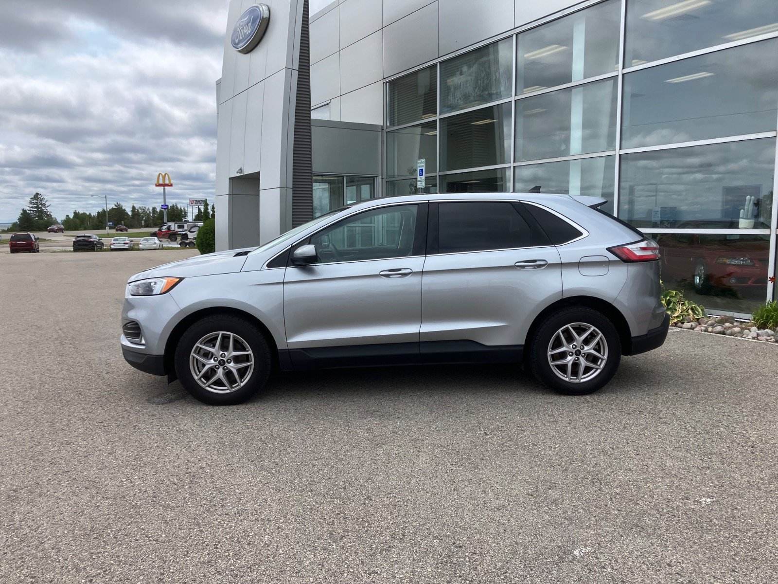 Used 2023 Ford Edge SEL w/ Convenience Package AWD/4WD image 2