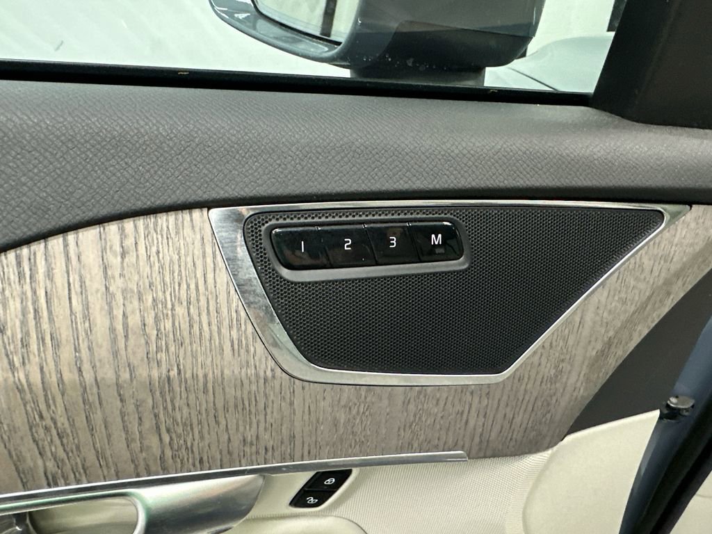 Used 2023 Volvo XC90 B5 Plus image 12