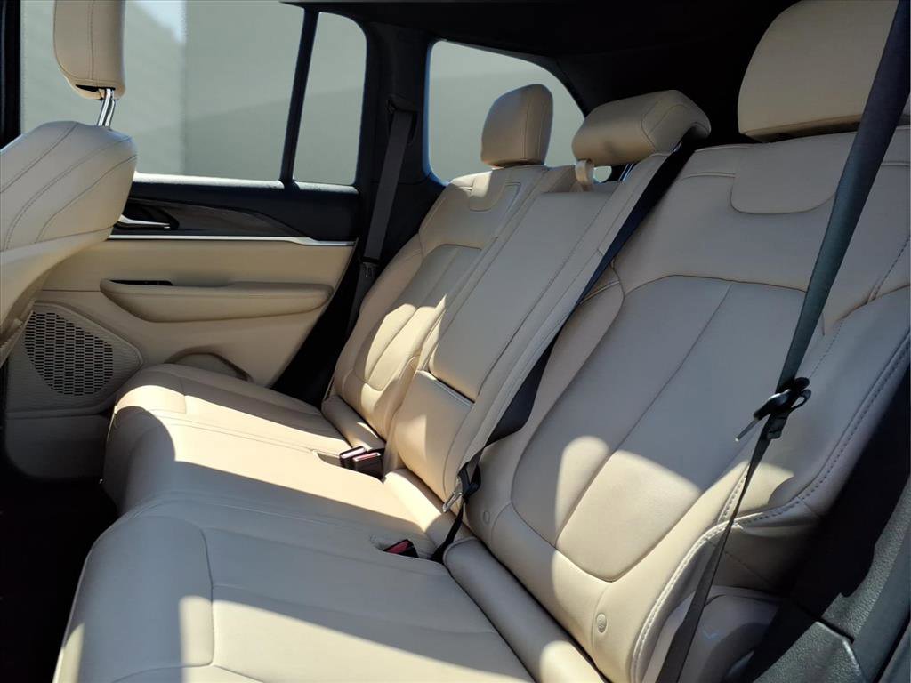 Used 2023 Jeep Grand Cherokee Limited image 15