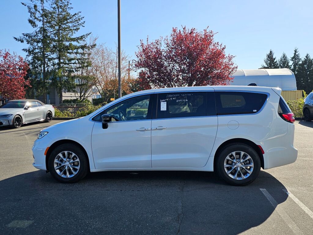 Used 2026 Chrysler Pacifica Limited image 4