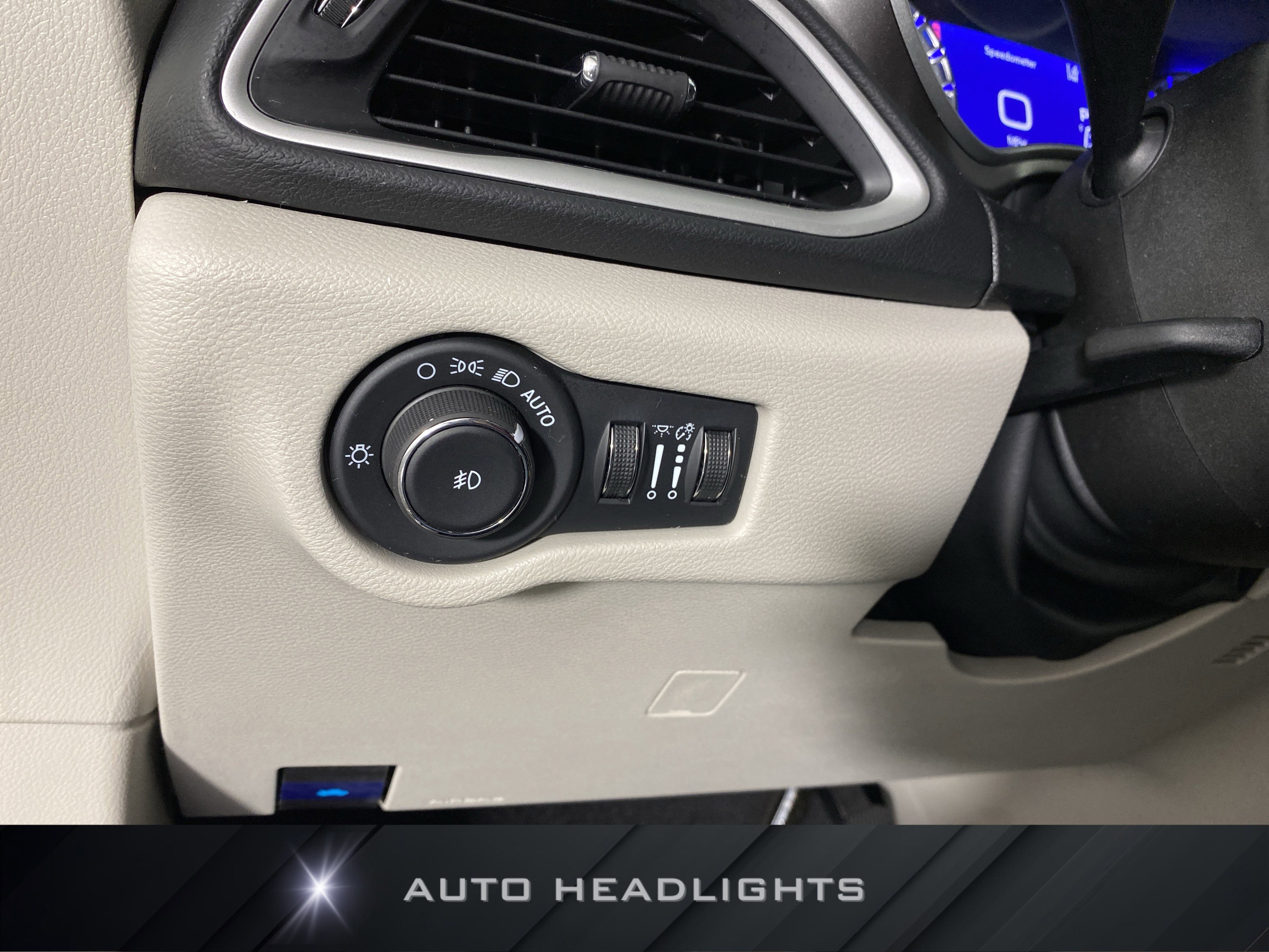 Used 2024 Chrysler Pacifica Touring-L image 24