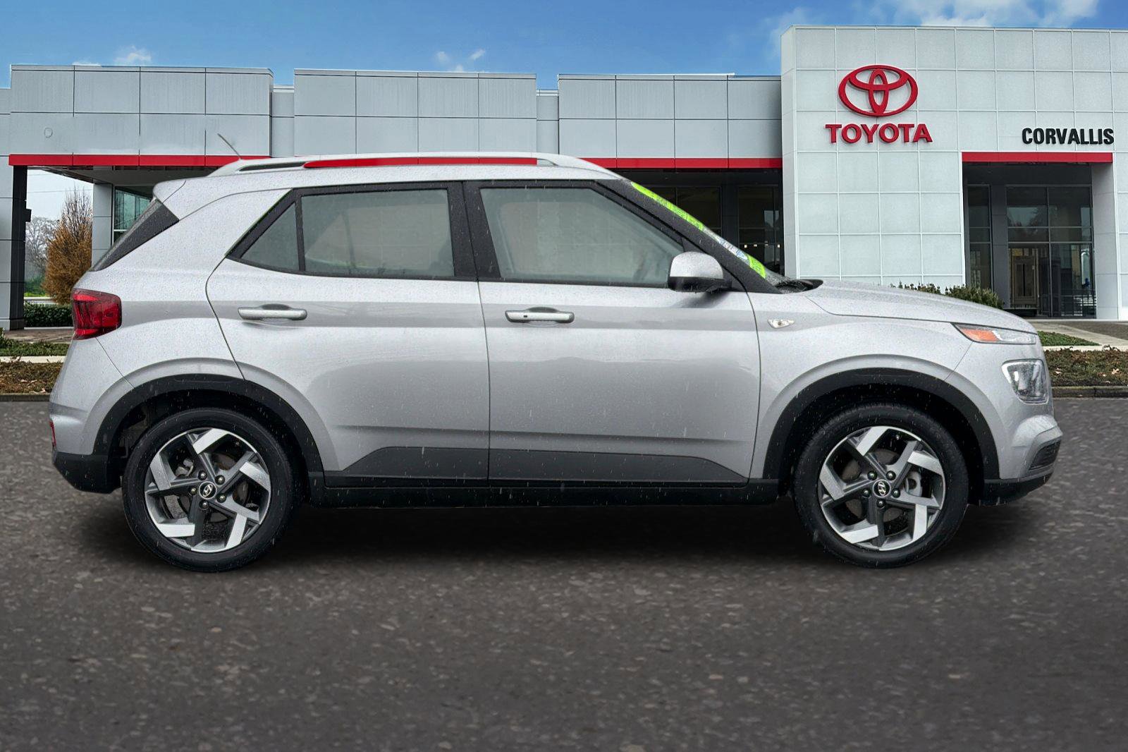 Used 2025 Hyundai Venue SEL image 3