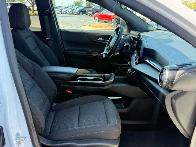 Used 2025 Chevrolet Equinox LT AWD/4WD image 2