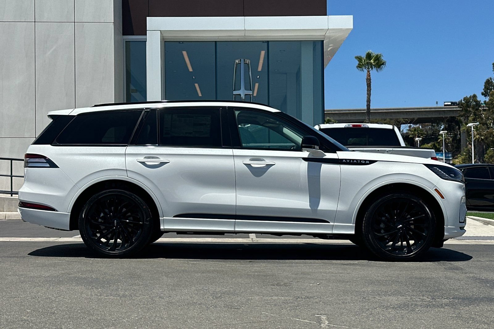 New 2026 Lincoln Aviator Reserve AWD/4WD image 2