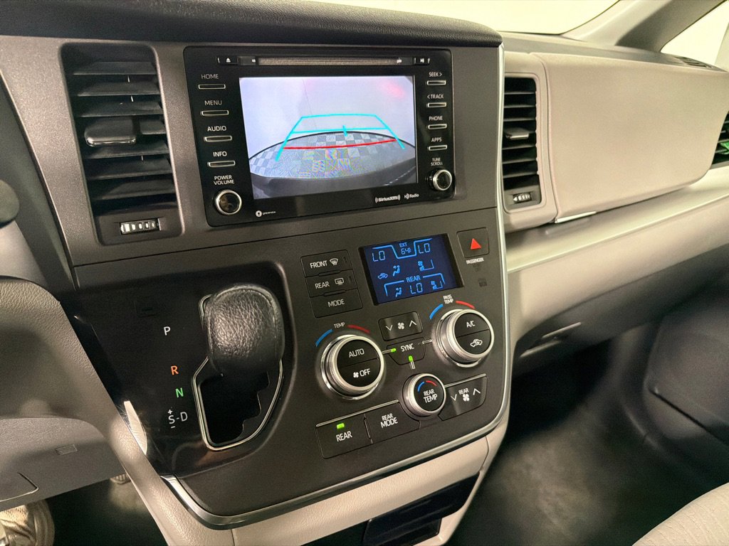 Used 2018 Toyota Sienna LE FWD image 16