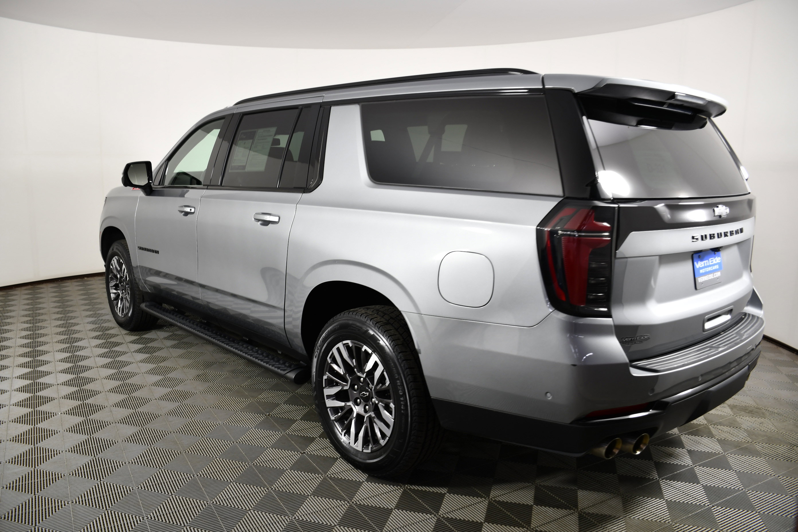 Used 2025 Chevrolet Suburban Z71 AWD/4WD image 8