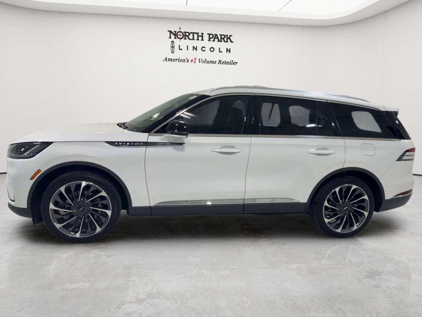 Used 2026 Lincoln Aviator Reserve AWD/4WD image 2