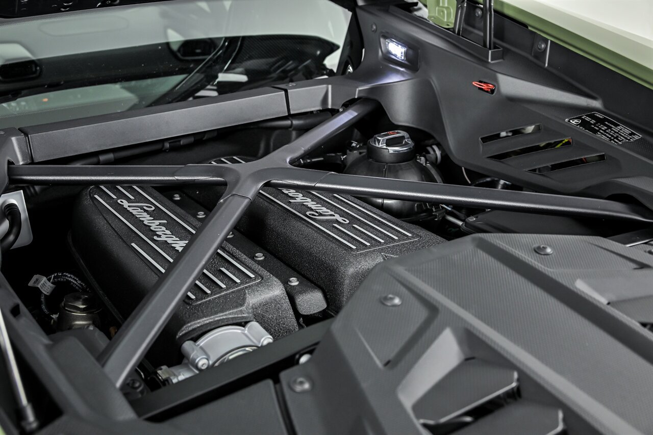 Used 2022 Lamborghini Huracan EVO RWD image 11