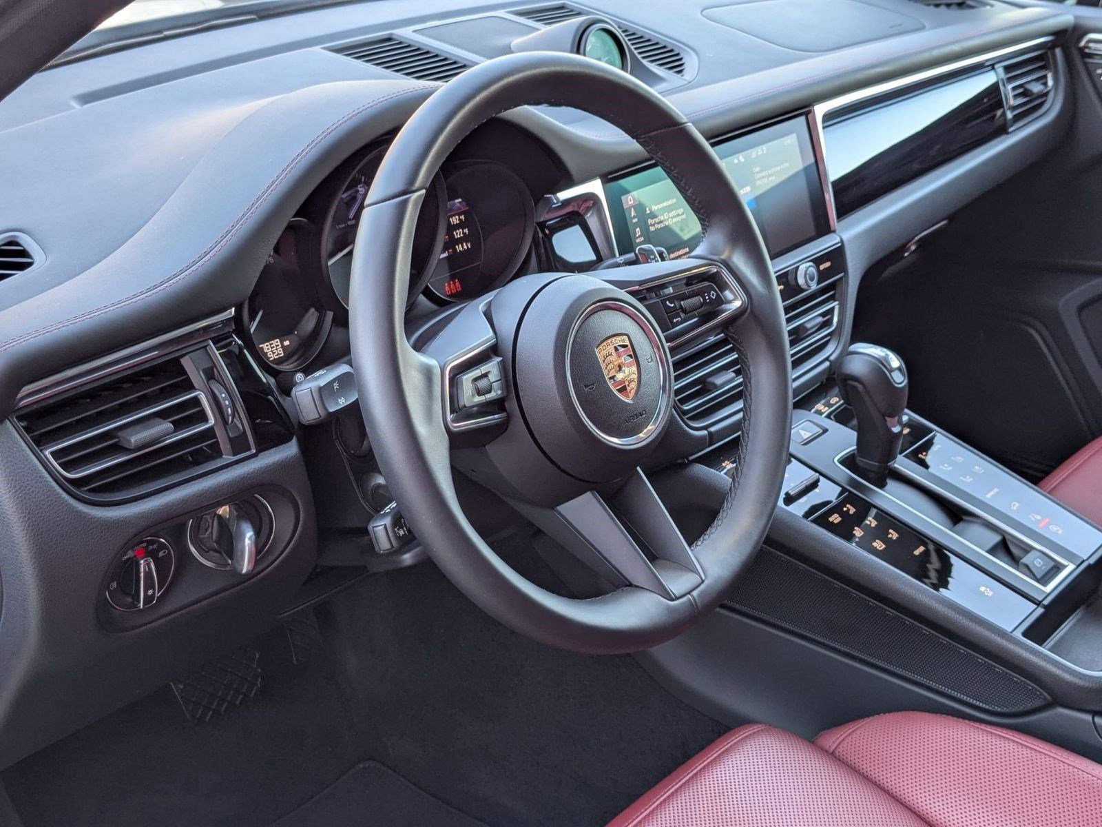 Used 2025 Porsche Macan image 4