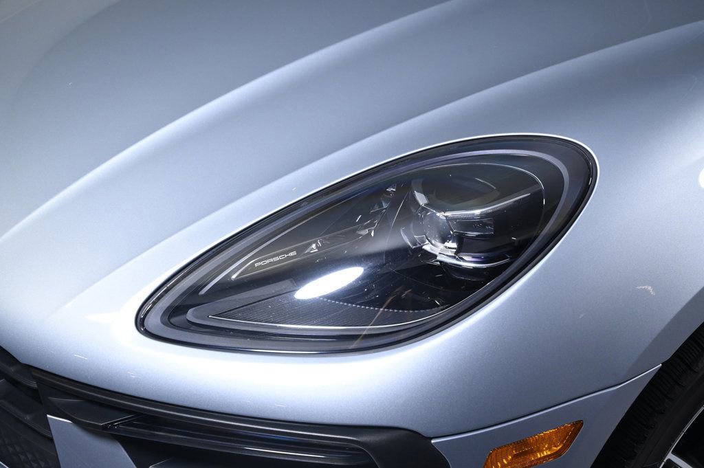 Certified 2024 Porsche Macan AWD/4WD image 25