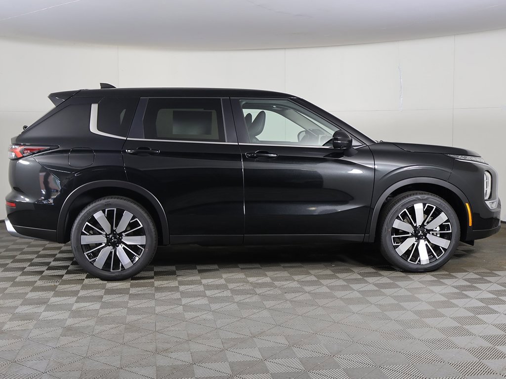 New 2025 Mitsubishi Outlander SE image 21