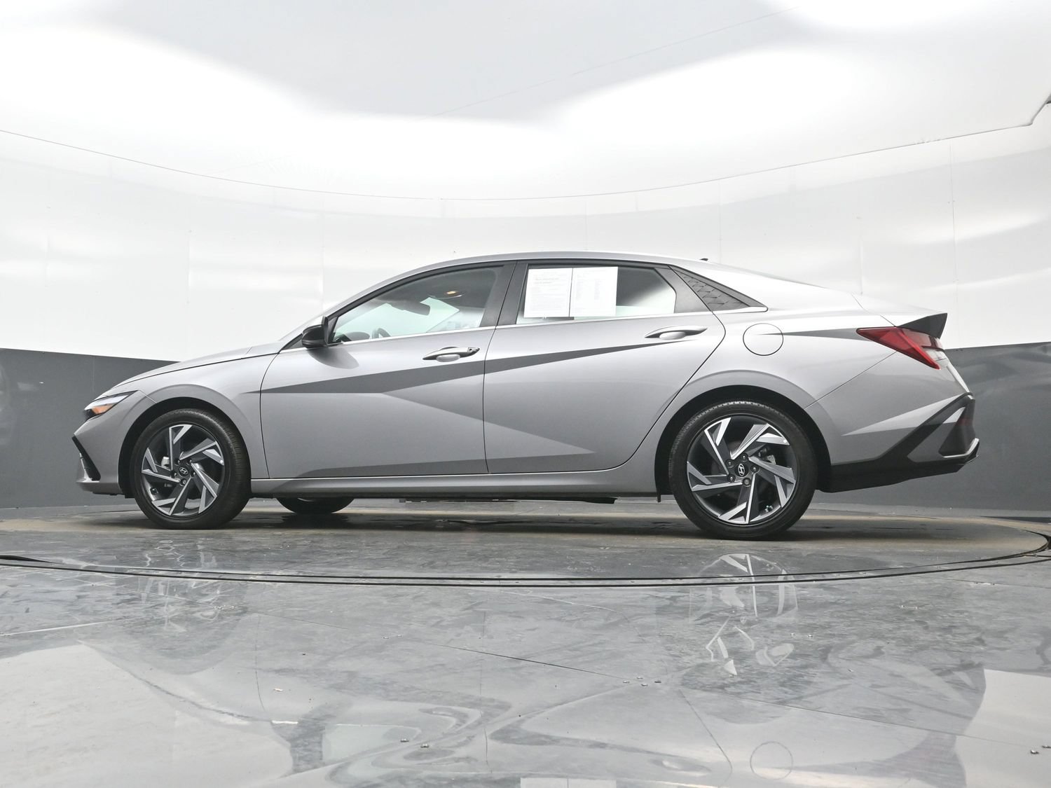 Used 2025 Hyundai Elantra Limited FWD image 27
