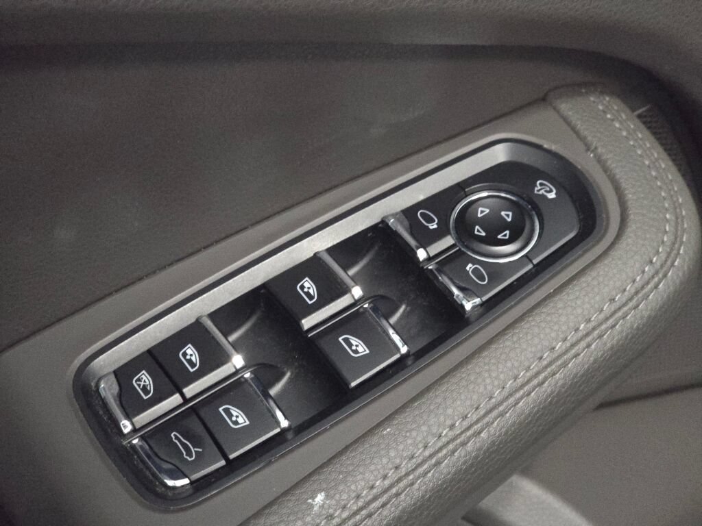 Certified 2024 Porsche Macan AWD/4WD image 35