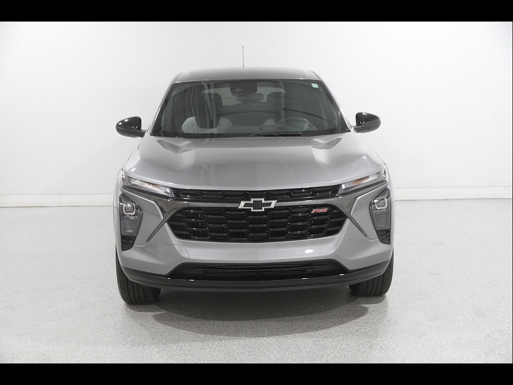 Used 2024 Chevrolet Trax RS w/ Driver Confidence Package FWD image 2