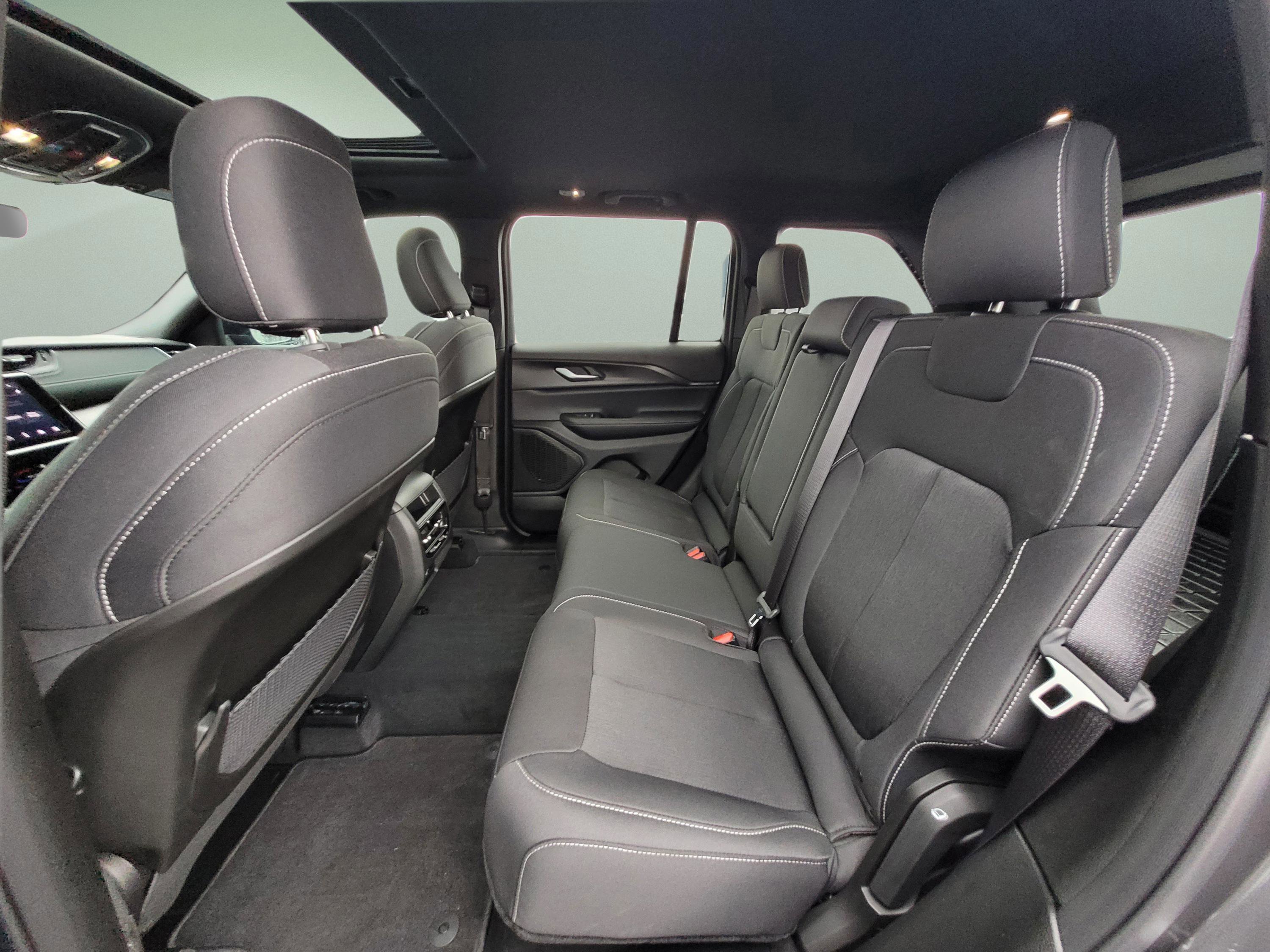 Used 2025 Jeep Grand Cherokee Laredo X image 16