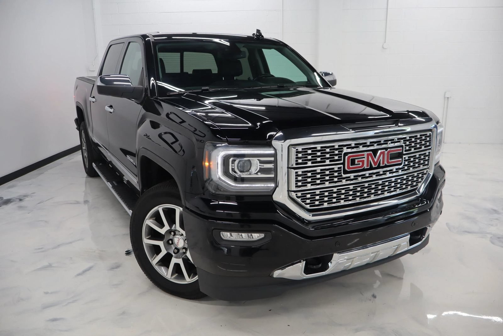 Used 2016 GMC Sierra 1500 Denali w/ Enhanced Driver Alert Package AWD/4WD image 2